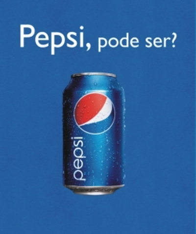 Lata de Pepsi em um fundo azul com a frase "Pepsi, pode ser?" acima